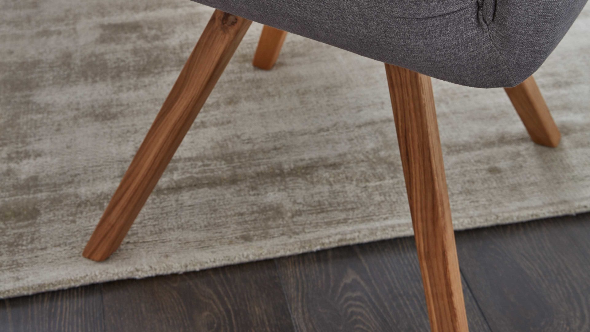 Polsterstuhl Interliving aus Stoff in Grau Interliving Esszimmer Serie 5102 – Armlehn-Polsterstuhl kieselfarbener Webstoff Tirol 489 & Eiche