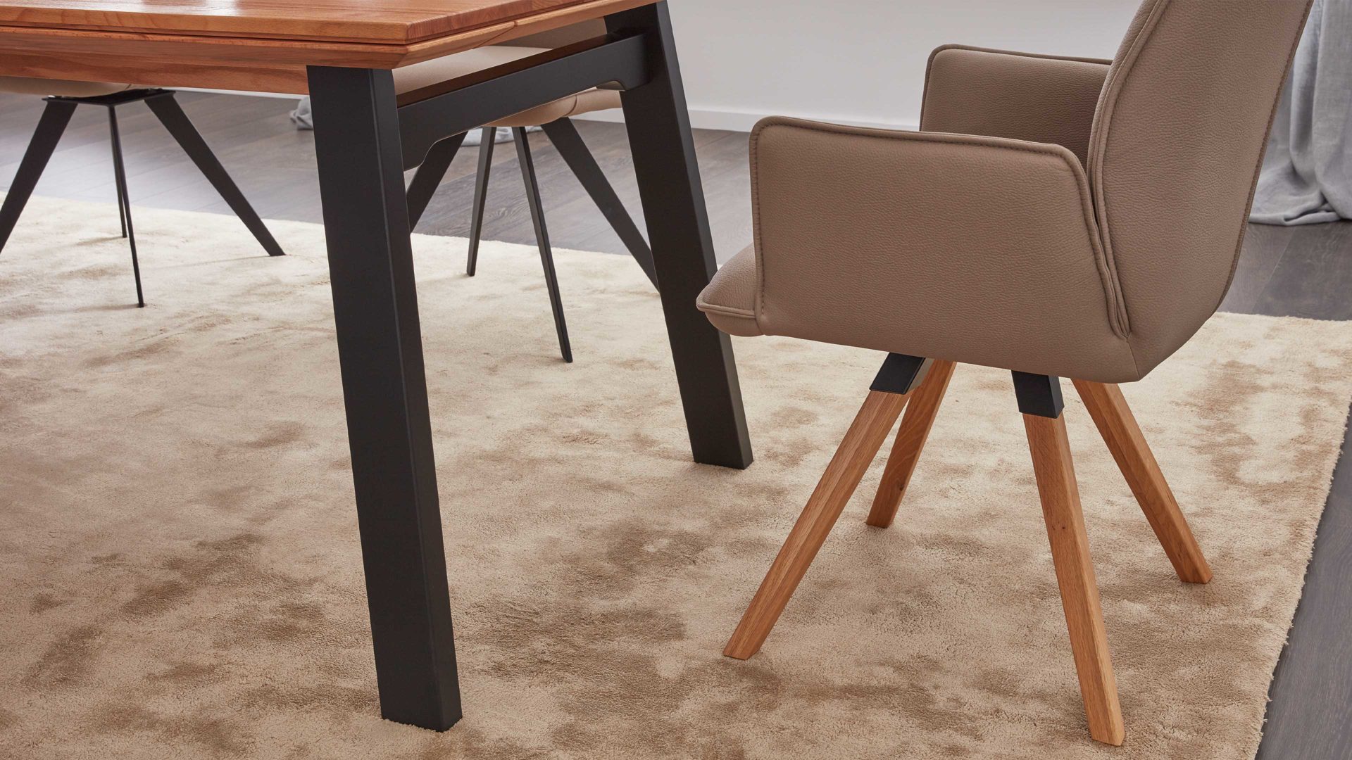 Polsterstuhl Interliving aus Stoff in Hellbraun Interliving Esszimmer Serie 5102 – Armlehn-Polsterstuhl V232 sandfarbene Mikrofaser Atlantis 914 & Kernbuche