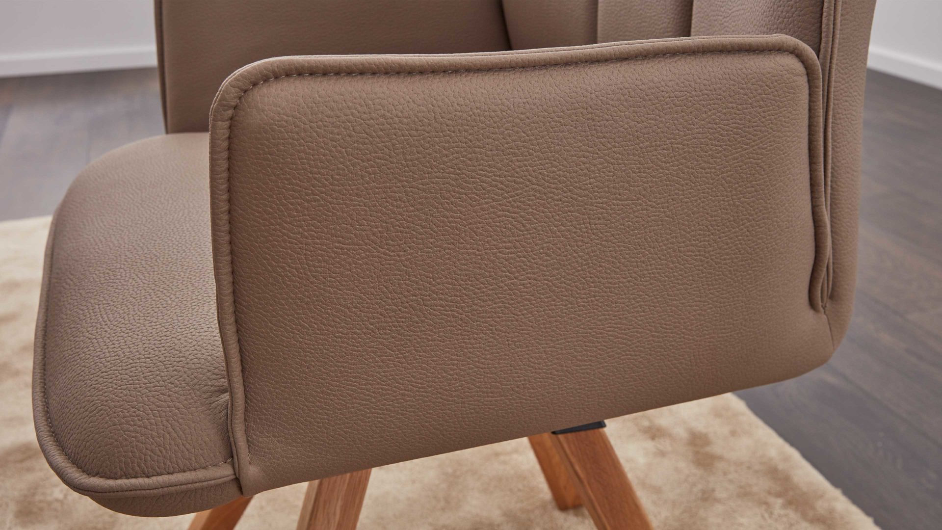 Polsterstuhl Interliving aus Stoff in Hellbraun Interliving Esszimmer Serie 5102 – Armlehn-Polsterstuhl U232 mit Drehfunktion sandfarbene Mikrofaser Atlantis 914 & Kernbuche