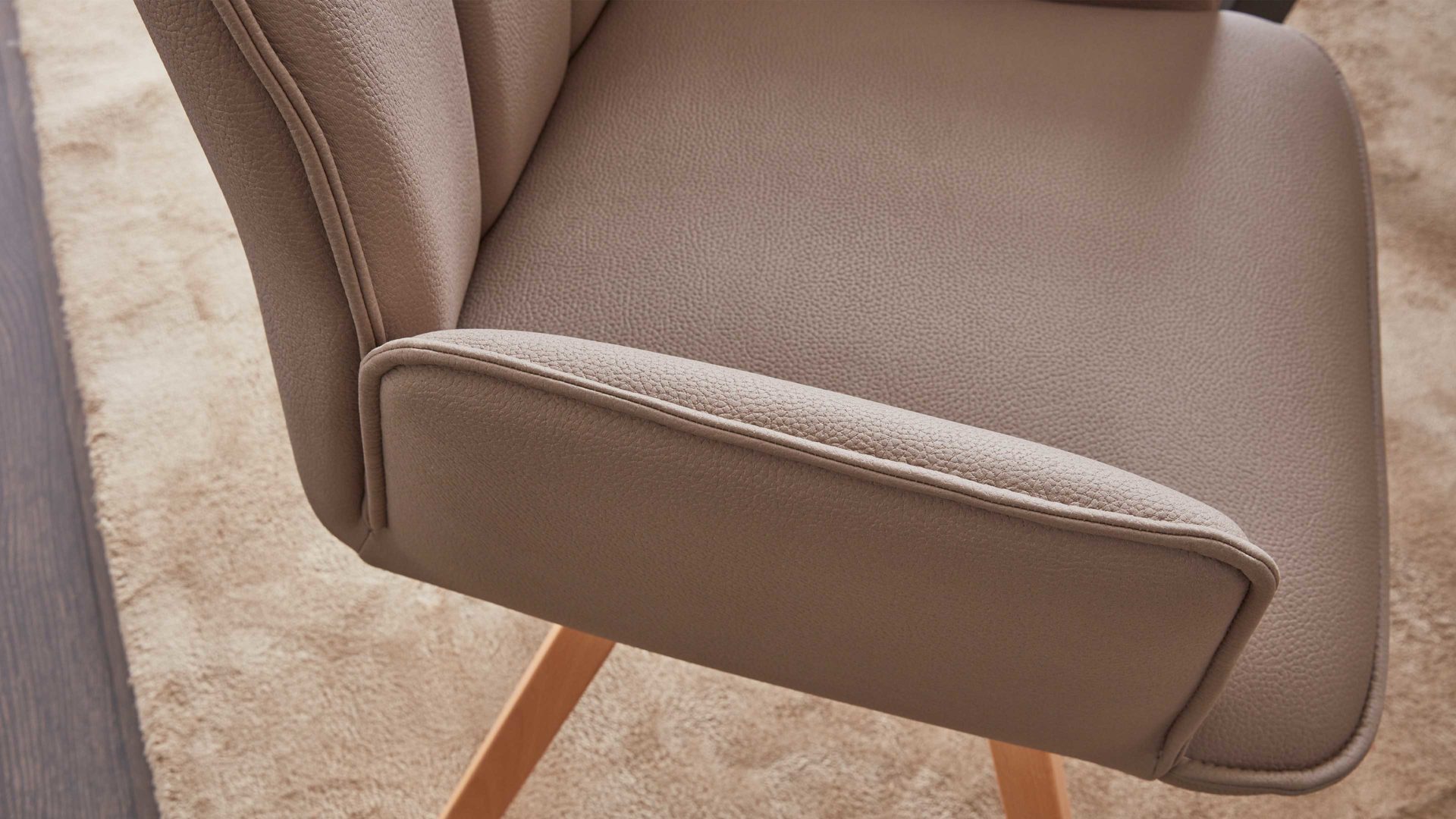 Polsterstuhl Interliving aus Stoff in Hellbraun Interliving Esszimmer Serie 5102 – Armlehn-Polsterstuhl V232 sandfarbene Mikrofaser Atlantis 914 & Kernbuche