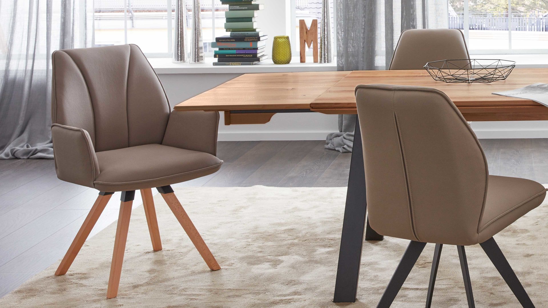 Polsterstuhl Interliving aus Stoff in Hellbraun Interliving Esszimmer Serie 5102 – Armlehn-Polsterstuhl V232 sandfarbene Mikrofaser Atlantis 914 & Kernbuche
