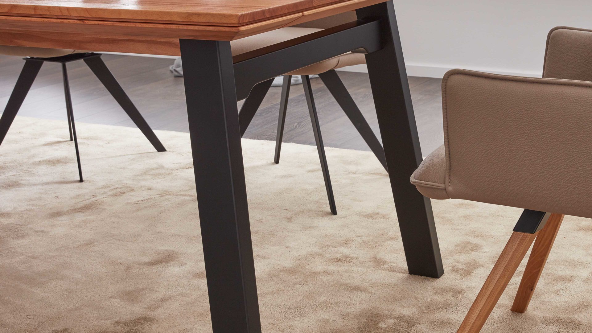 Auszugtisch Interliving aus Holz in Holzfarben Interliving Esszimmer Serie 5102 – Auszugtisch Charakter-Kernbuche & schwarzes Holz – ca. 200-250 x 100 cm