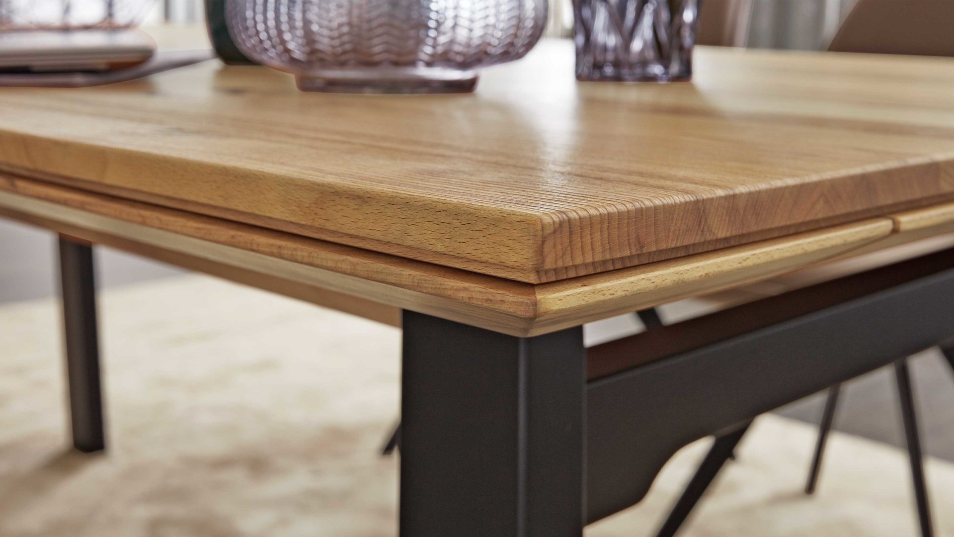 Auszugtisch Interliving aus Holz in Holzfarben Interliving Esszimmer Serie 5102 – Auszugtisch Charakter-Kernbuche & schwarzes Holz – ca. 200-250 x 100 cm