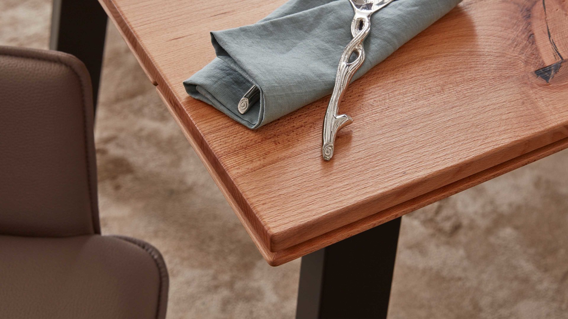 Auszugtisch Interliving aus Holz in Holzfarben Interliving Esszimmer Serie 5102 – Auszugtisch Charakter-Kernbuche & schwarzes Holz – ca. 200-250 x 100 cm