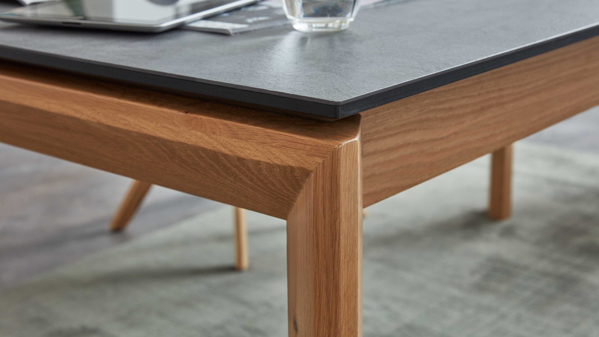 Auszugtisch Interliving aus Holz in Grau Interliving Esszimmer Serie 5102 – Auszugtisch granitfarbenes HPL & Wildeiche – ca. 180-280 x 90 cm