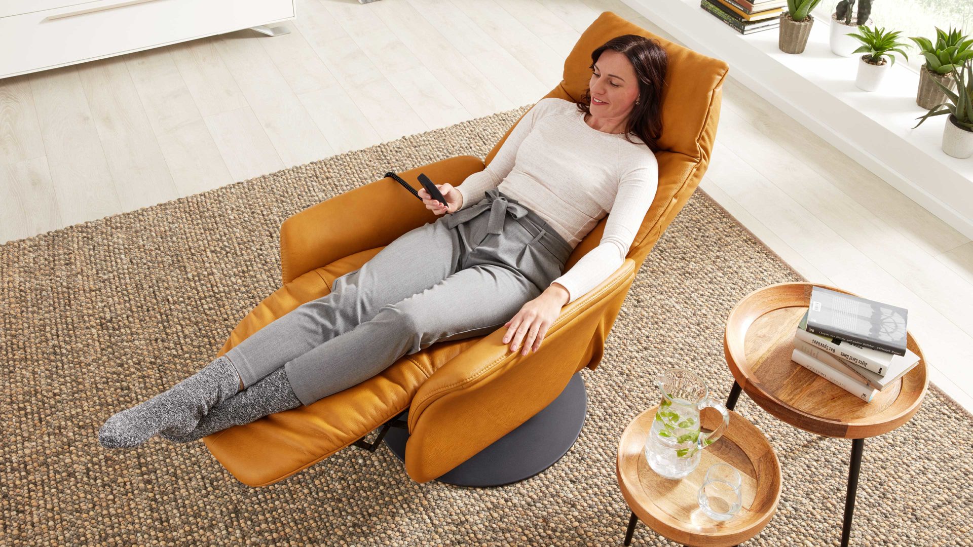 Relaxsessel Interliving aus Leder in Gelb Interliving Sessel Serie 4550 - Sessel 77O44 zwei Motoren & Aufstehhilfe - kürbisfarbenes LongLife-Leder & anthrazitfarbener Tellerfuß