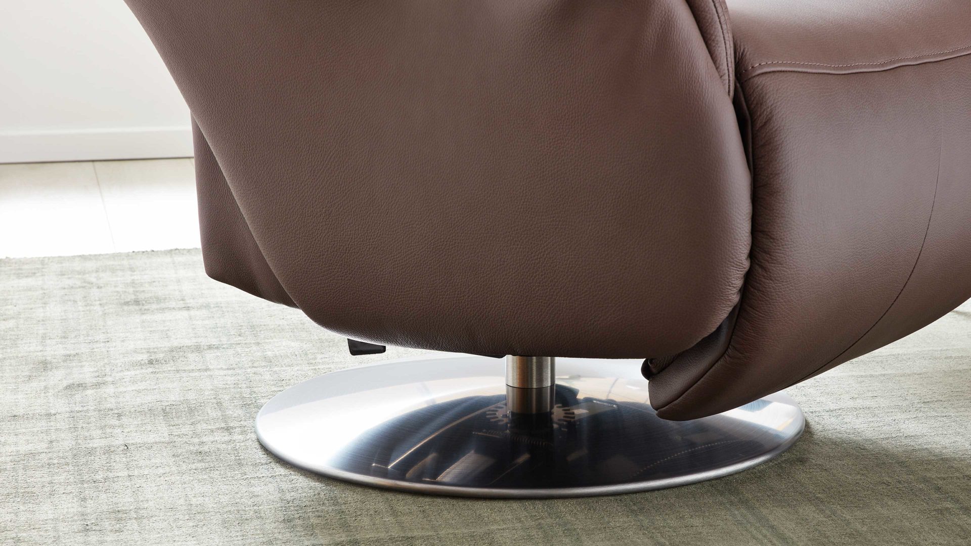 Relaxsessel Interliving aus Leder in Braun Interliving Sessel Serie 4550 - Sessel zwei Motoren & Aufstehhilfe - kokosfarbenes LongLife-Leder & edelstahlfarbener Tellerfuß