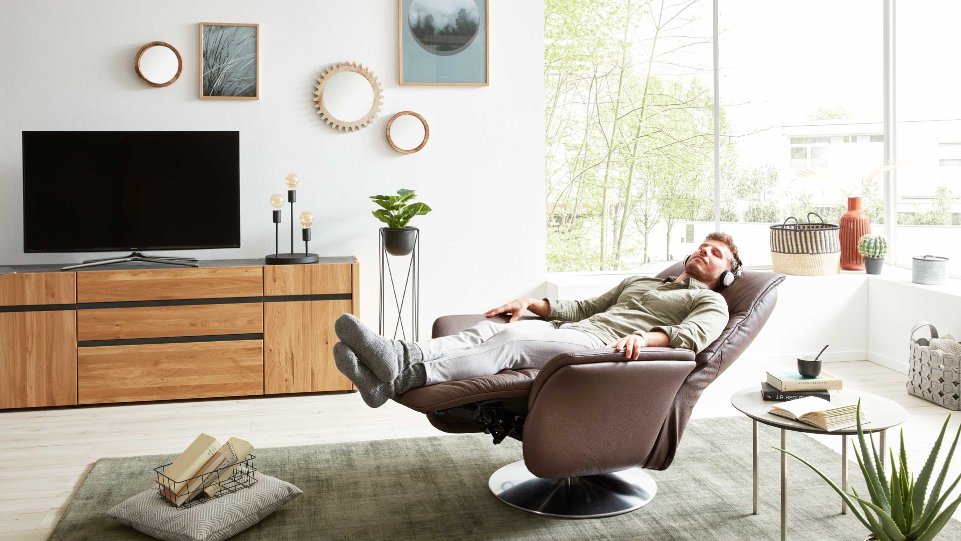 Relaxsessel Interliving aus Leder in Braun Interliving Sessel Serie 4550 - Sessel zwei Motoren & Aufstehhilfe - kokosfarbenes LongLife-Leder & edelstahlfarbener Tellerfuß