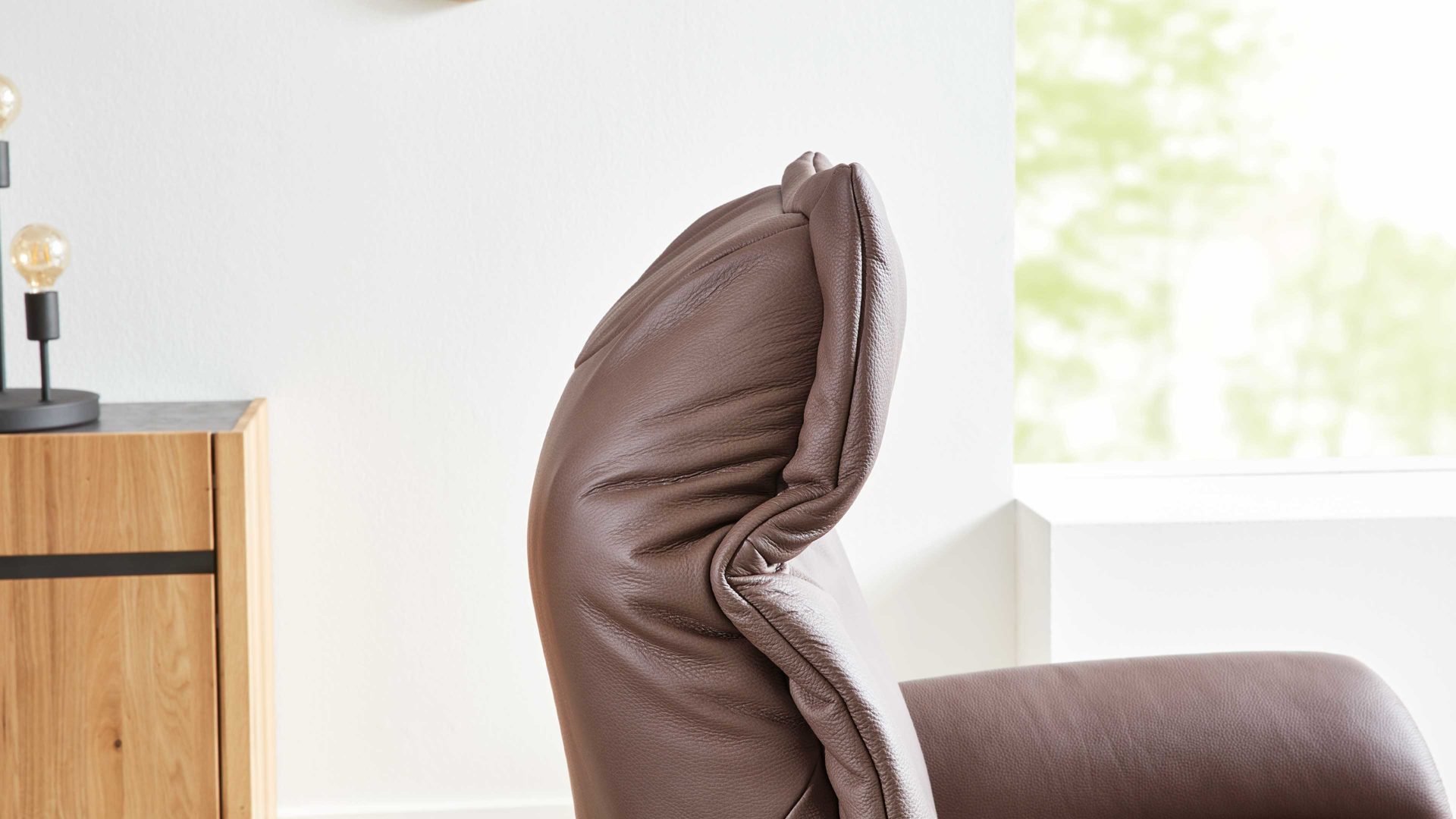 Relaxsessel Interliving aus Leder in Braun Interliving Sessel Serie 4550 - Sessel zwei Motoren & Aufstehhilfe - kokosfarbenes LongLife-Leder & edelstahlfarbener Tellerfuß