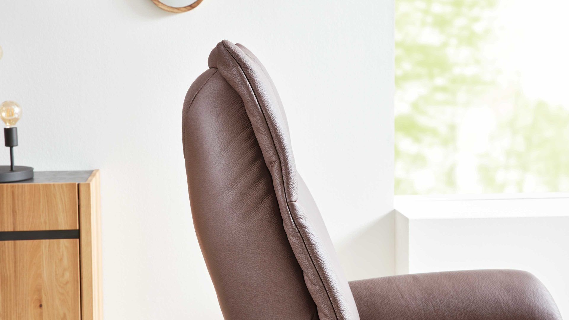 Relaxsessel Interliving aus Leder in Braun Interliving Sessel Serie 4550 - Sessel manuelle Funktionen - kokosfarbenes LongLife-Leder & edelstahlfarbener Tellerfuß