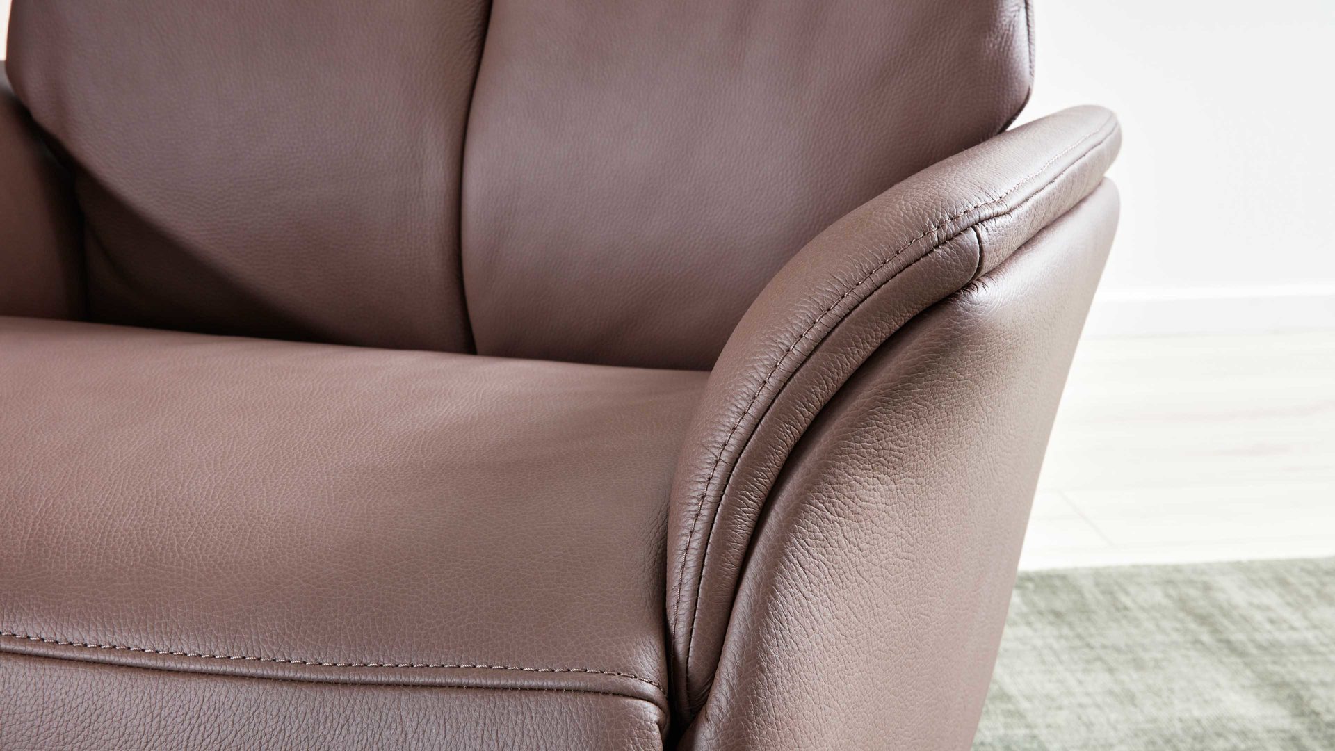 Relaxsessel Interliving aus Leder in Braun Interliving Sessel Serie 4550 - Sessel zwei Motoren & Aufstehhilfe - kokosfarbenes LongLife-Leder & edelstahlfarbener Tellerfuß