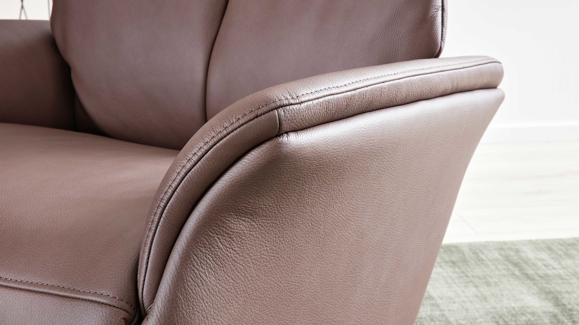 Relaxsessel Interliving aus Leder in Braun Interliving Sessel Serie 4550 - Sessel zwei Motoren & Aufstehhilfe - kokosfarbenes LongLife-Leder & edelstahlfarbener Tellerfuß