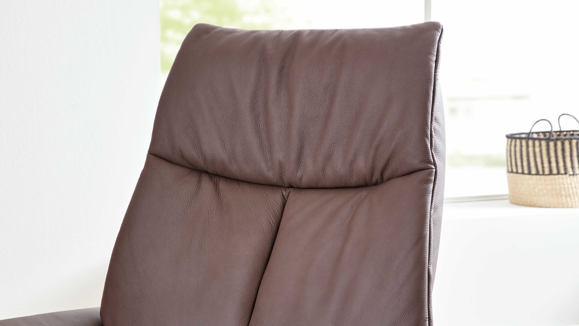 Relaxsessel Interliving aus Leder in Braun Interliving Sessel Serie 4550 - Sessel zwei Motoren & Aufstehhilfe - kokosfarbenes LongLife-Leder & edelstahlfarbener Tellerfuß