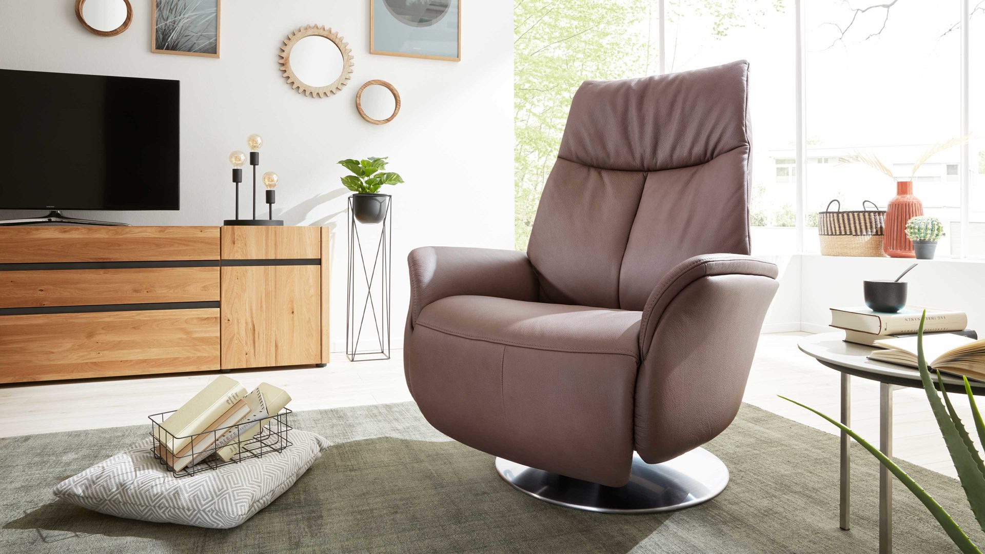 Relaxsessel Interliving aus Leder in Braun Interliving Sessel Serie 4550 - Sessel zwei Motoren & Aufstehhilfe - kokosfarbenes LongLife-Leder & edelstahlfarbener Tellerfuß
