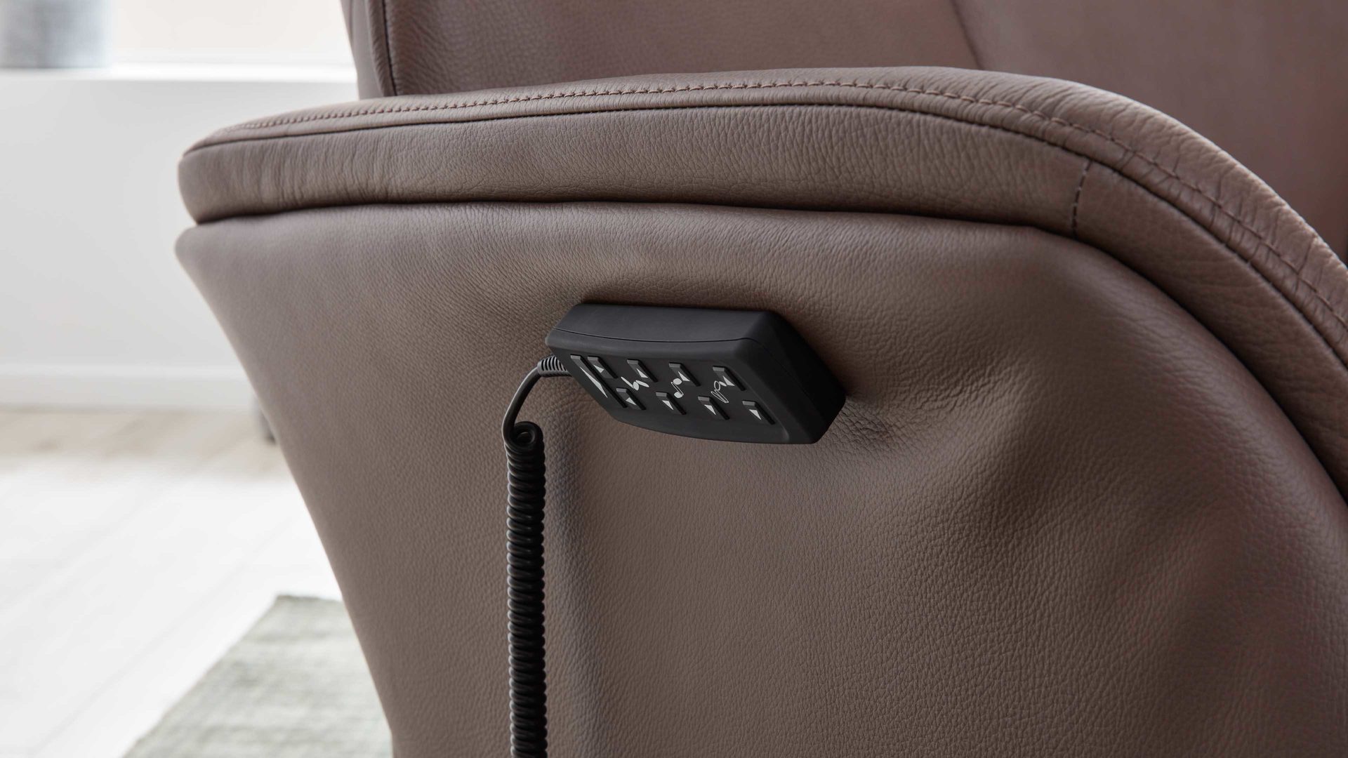 Relaxsessel Interliving aus Leder in Braun Interliving Sessel Serie 4550 - Sessel 77O44 zwei Motoren & Aufstehhilfe - kokosfarbenes LongLife-Leder & edelstahlfarbener Tellerfuß