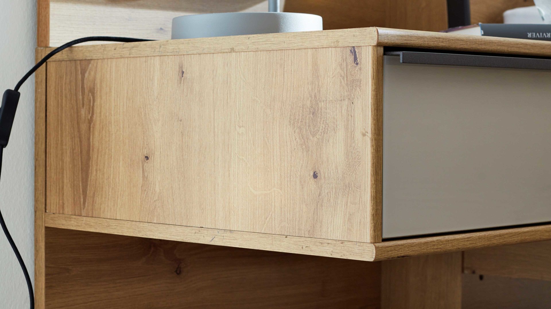 Nachtkommoden-Set Interliving aus Holz in Hellgrau Interliving Kleiderschrank Serie 1205 – Nachtkonsolen-Set 527 Champagner & Eiche Bianco – zweiteilig