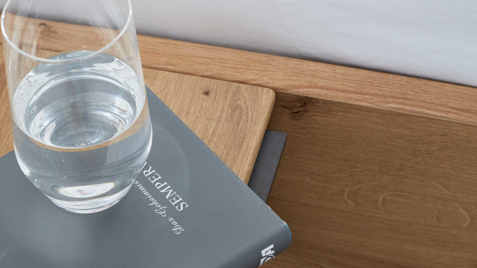 Nachtkommode Interliving aus Holz in Hellgrau Interliving Kleiderschrank Serie 1205 – Nachtkonsole 526 eine Schublade - Champagner & Eiche Bianco