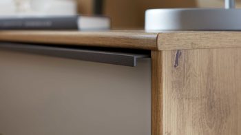 Nachtkommode Interliving aus Holz in Hellgrau Interliving Kleiderschrank Serie 1205 – Nachtkonsole eine Schublade - Champagner & Eiche Bianco