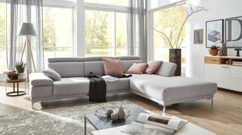 Ecksofa Interliving aus Stoff in Hellgrau Interliving Sofa Serie 4251 – Ecksofa stahlfarbenes Flachgewebe Sneak 149 & silberfarbene Metallfüße – Stellfläche ca. 300 x 225 cm