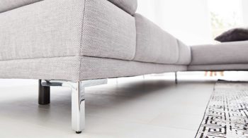 Ecksofa Interliving aus Stoff in Hellgrau Interliving Sofa Serie 4251 – Ecksofa stahlfarbenes Flachgewebe Sneak 149 & silberfarbene Metallfüße – Stellfläche ca. 300 x 225 cm