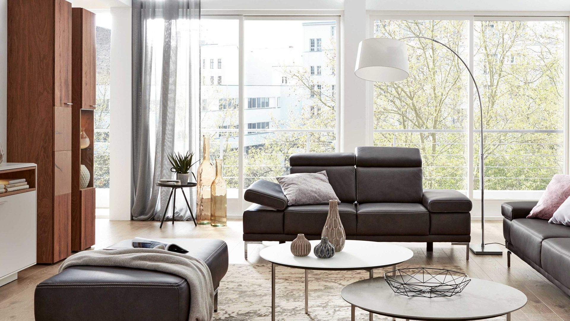Zweisitzer Interliving aus Leder in Dunkelgrau Interliving Sofa Serie 4251 – Zweisitzer mit Sitztiefenverstellung Breite ca. 190 cm - dunkelgraues Leder Vintage grey & Metallfüße