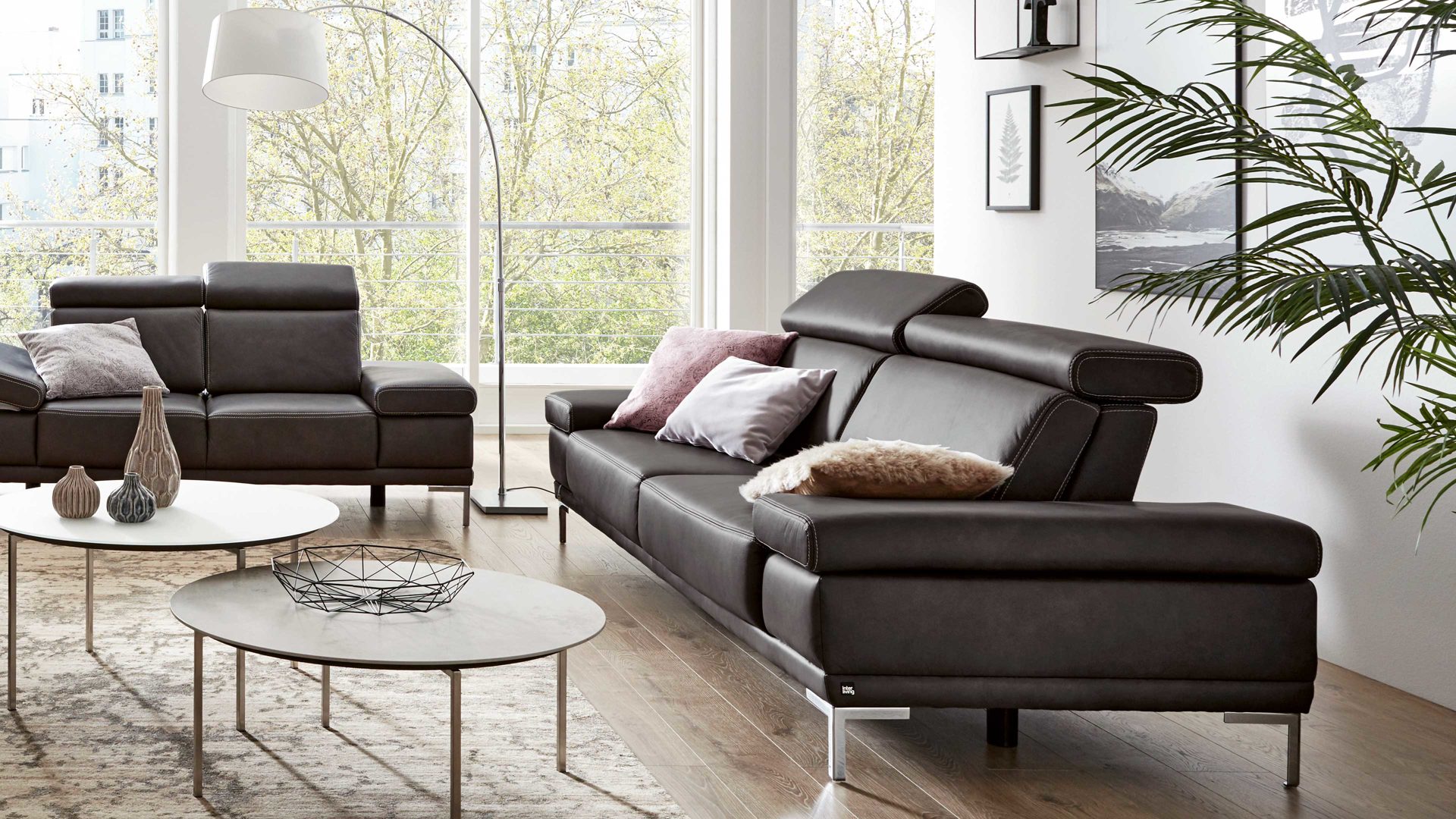Zweisitzer Interliving aus Leder in Dunkelgrau Interliving Sofa Serie 4251 – Zweisitzer 12201 mit Sitztiefenverstellung Breite ca. 190 cm - dunkelgraues Leder Vintage grey & Metallfüße