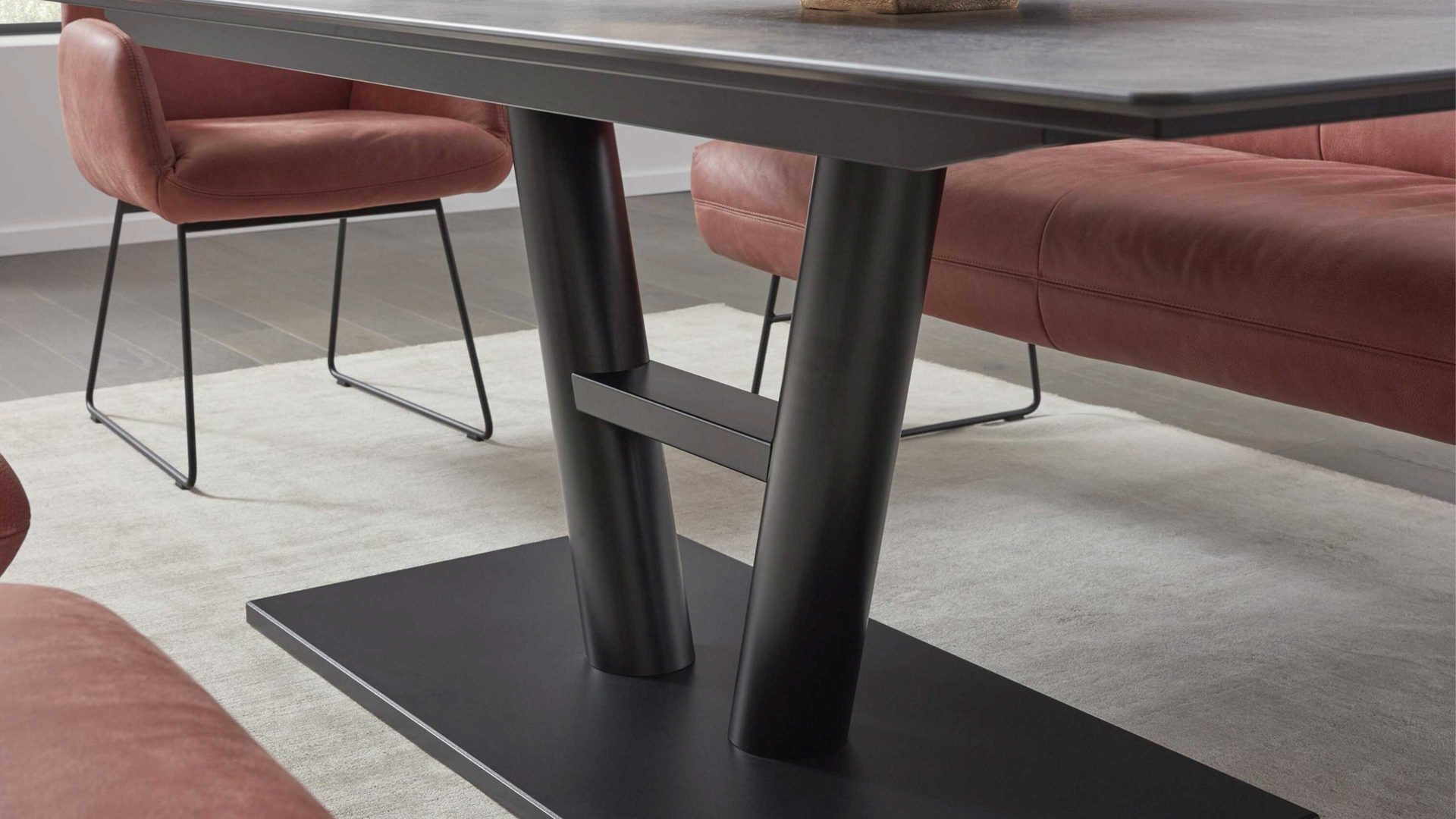 Esstisch Interliving aus Holz in Grau Interliving Esszimmer Serie 5105 – Esstisch betonfarbenes HPL & schwarzes Metall – ca. 220 x 100 cm