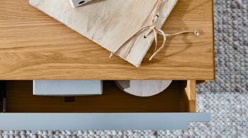 Couchtisch Interliving aus Holz in Hellgrau Interliving Wohnzimmer Serie 2020 - Couchtisch 151517 Asteiche, Schlamm & Risseiche– zwei Schubladen, ca. 82 x 82 cm