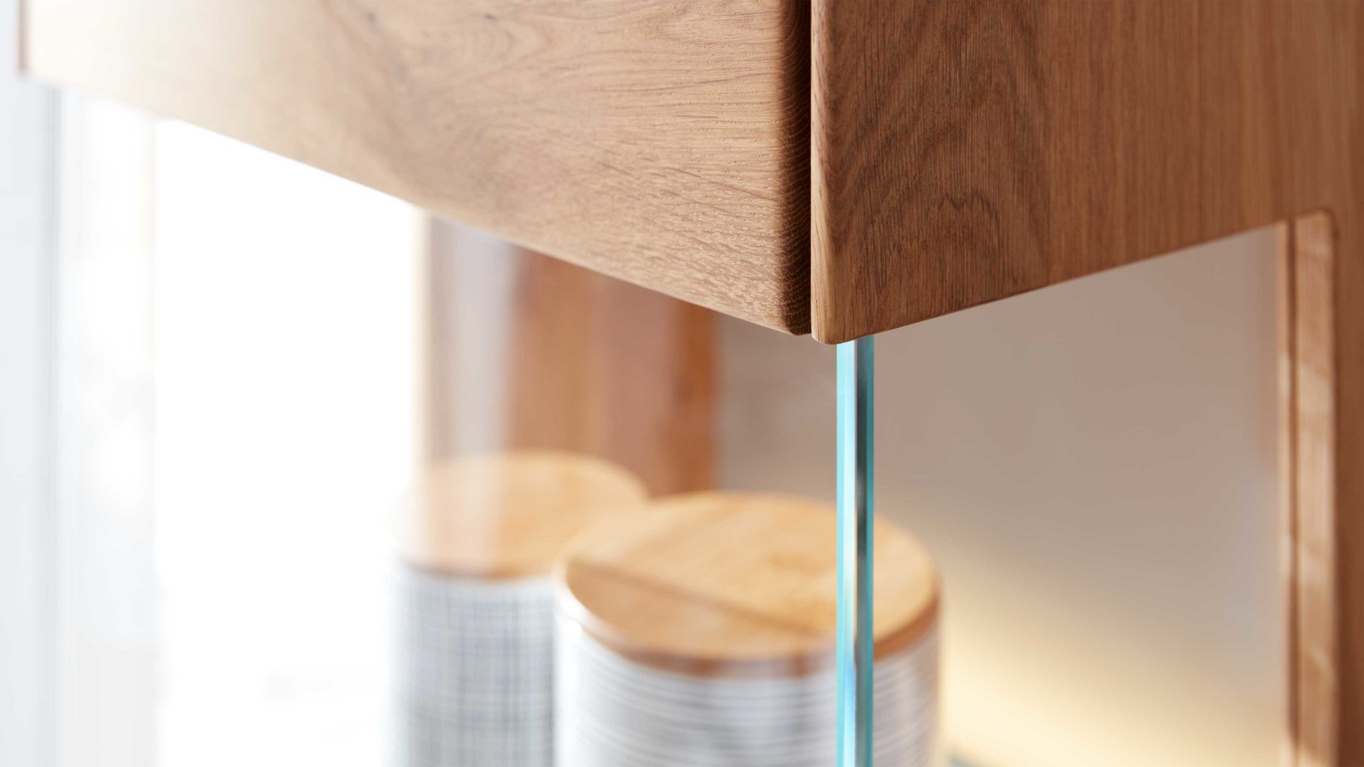 Wohnwand Interliving aus Holz in Hellgrau Interliving Wohnzimmer Serie 2020 - Wohnwand V15101 Asteiche & Schlamm – dreiteilig, Breite ca. 309 cm