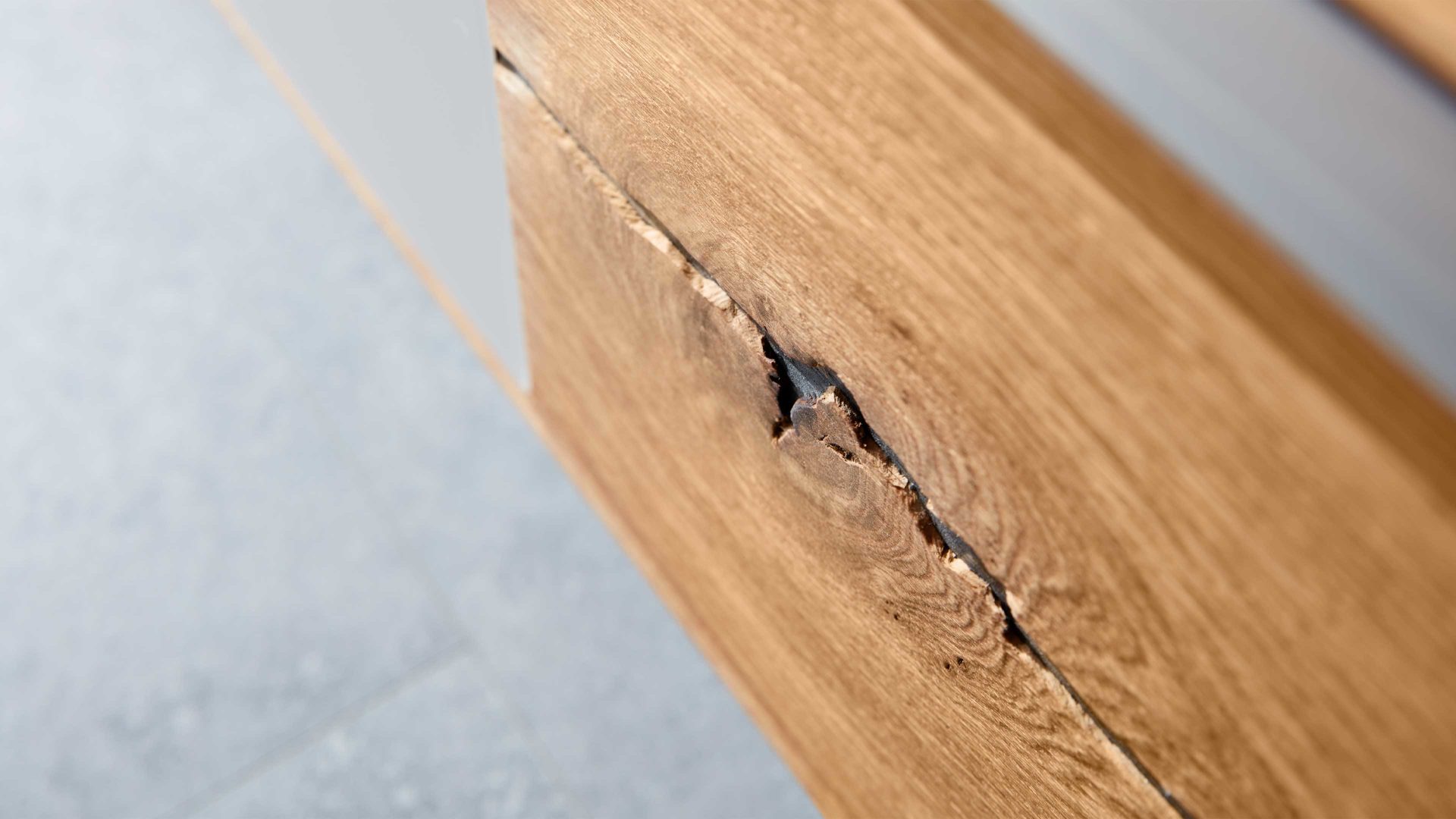 Wohnwand Interliving aus Holz in Hellgrau Interliving Wohnzimmer Serie 2020 - Wohnwand V15101 Asteiche & Schlamm – dreiteilig, Breite ca. 309 cm