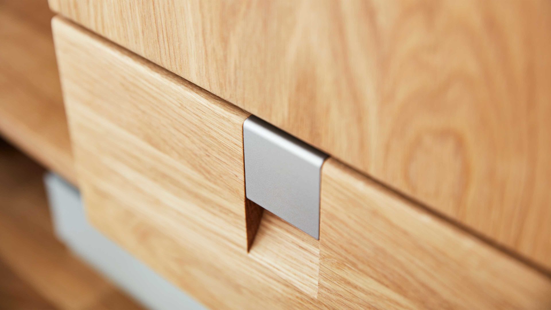 Schreibtisch Interliving aus Holz in Weiß Interliving Wohnzimmer Serie 2020 - Highboard 151197 Optiwhite, Asteiche & Riss-Eiche – Schreibplatte, zwei Türen