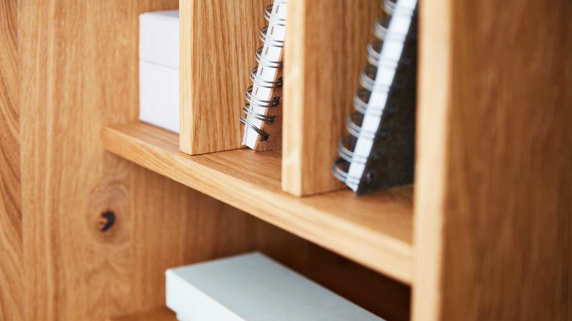 Schreibtisch Interliving aus Holz in Weiß Interliving Wohnzimmer Serie 2020 - Highboard Optiwhite, Asteiche & Riss-Eiche – Schreibplatte, zwei Türen