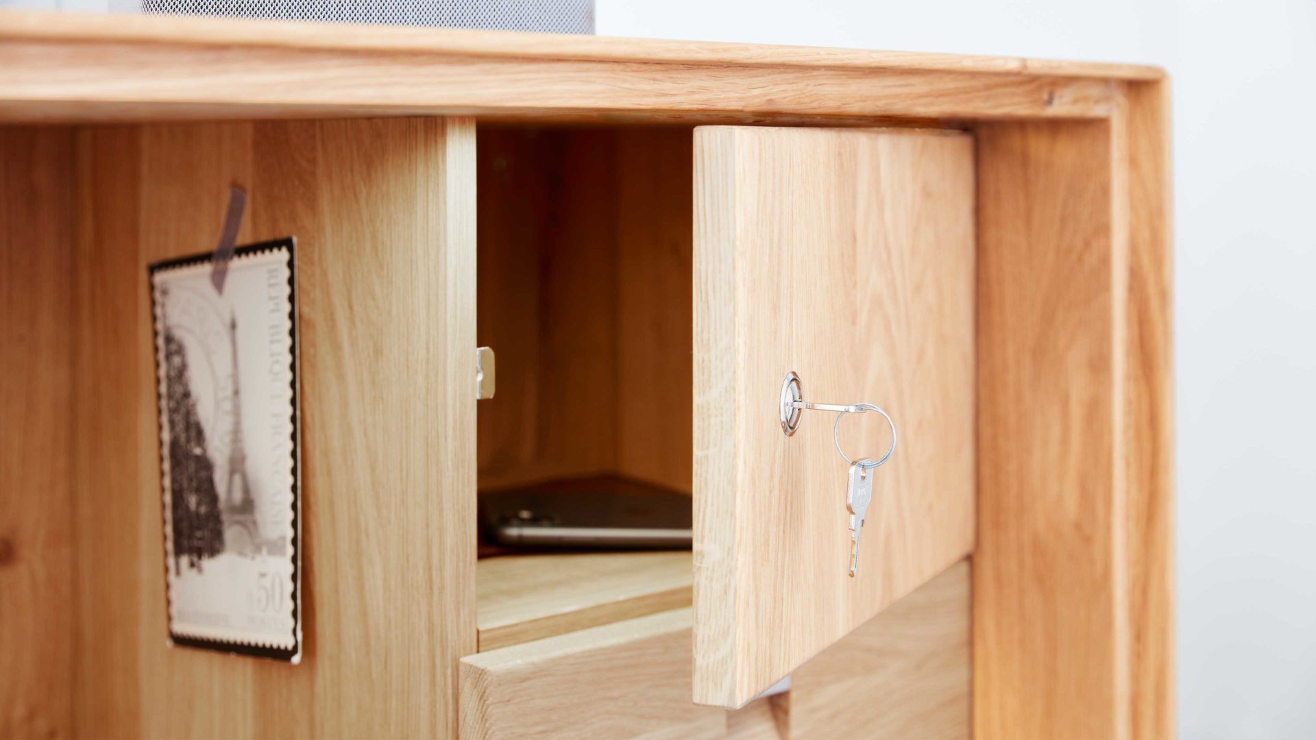 Schreibtisch Interliving aus Holz in Weiß Interliving Wohnzimmer Serie 2020 - Highboard Optiwhite, Asteiche & Riss-Eiche – Schreibplatte, zwei Türen