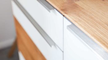 Highboard Interliving aus Holz in Weiß Interliving Wohnzimmer Serie 2020 - Highboard 151124 Optiwhite, Asteiche & Riss-Eiche – zwei Türen, eine Schublade