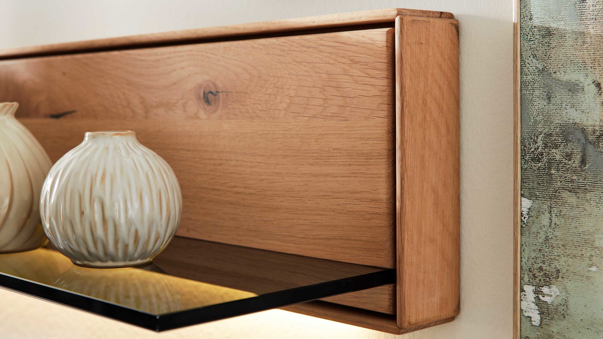 Wandregal Interliving aus Holz in Holzfarben Interliving Wohnzimmer Serie 2020 - Wandboard Asteiche bianco – Länge ca. 122 cm