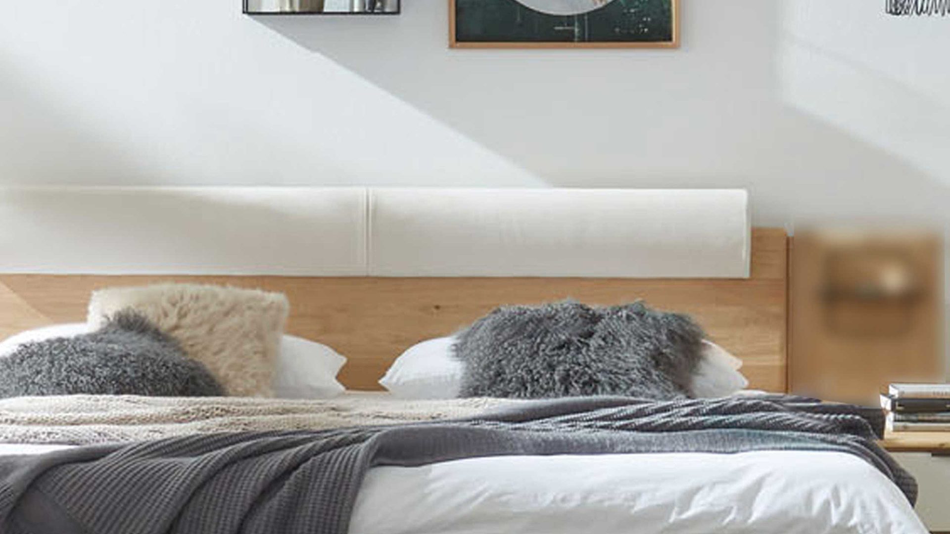 Bettgestell Interliving aus Holz in Weiß Interliving Schlafzimmer Serie 1015 – Bettgestell cremefarbener Bezug Kano 9534 & Wildeiche – Liegefläche ca. 160 x 200 cm