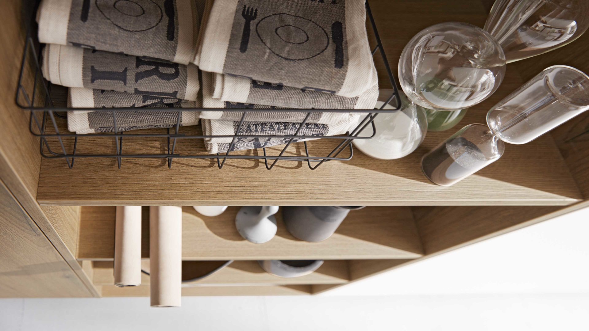 Einbauküche Interliving aus Holz in Weiß Interliving Küche Serie 3039 mit AEG Einbaugeräten Arcticweiß & Vulkaneiche – zweizeilig