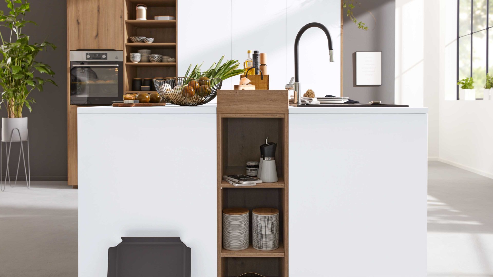 Einbauküche Interliving aus Holz in Weiß Interliving Küche Serie 3039 mit AEG Einbaugeräten Arcticweiß & Vulkaneiche – zweizeilig