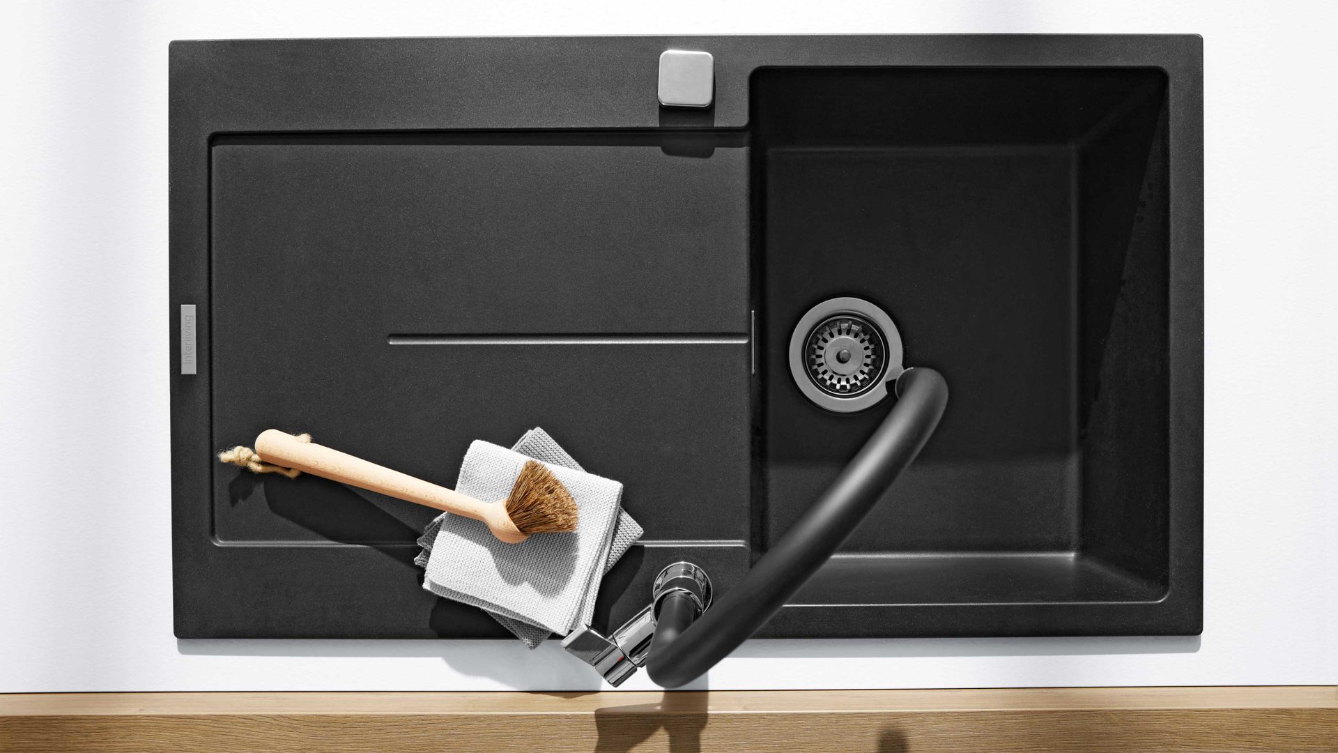 Einbauküche Interliving aus Holz in Weiß Interliving Küche Serie 3039 mit AEG Einbaugeräten Arcticweiß & Vulkaneiche – zweizeilig