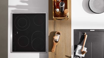 Einbauküche Interliving aus Holz in Weiß Interliving Küche Serie 3039 mit AEG Einbaugeräten Arcticweiß & Vulkaneiche – zweizeilig