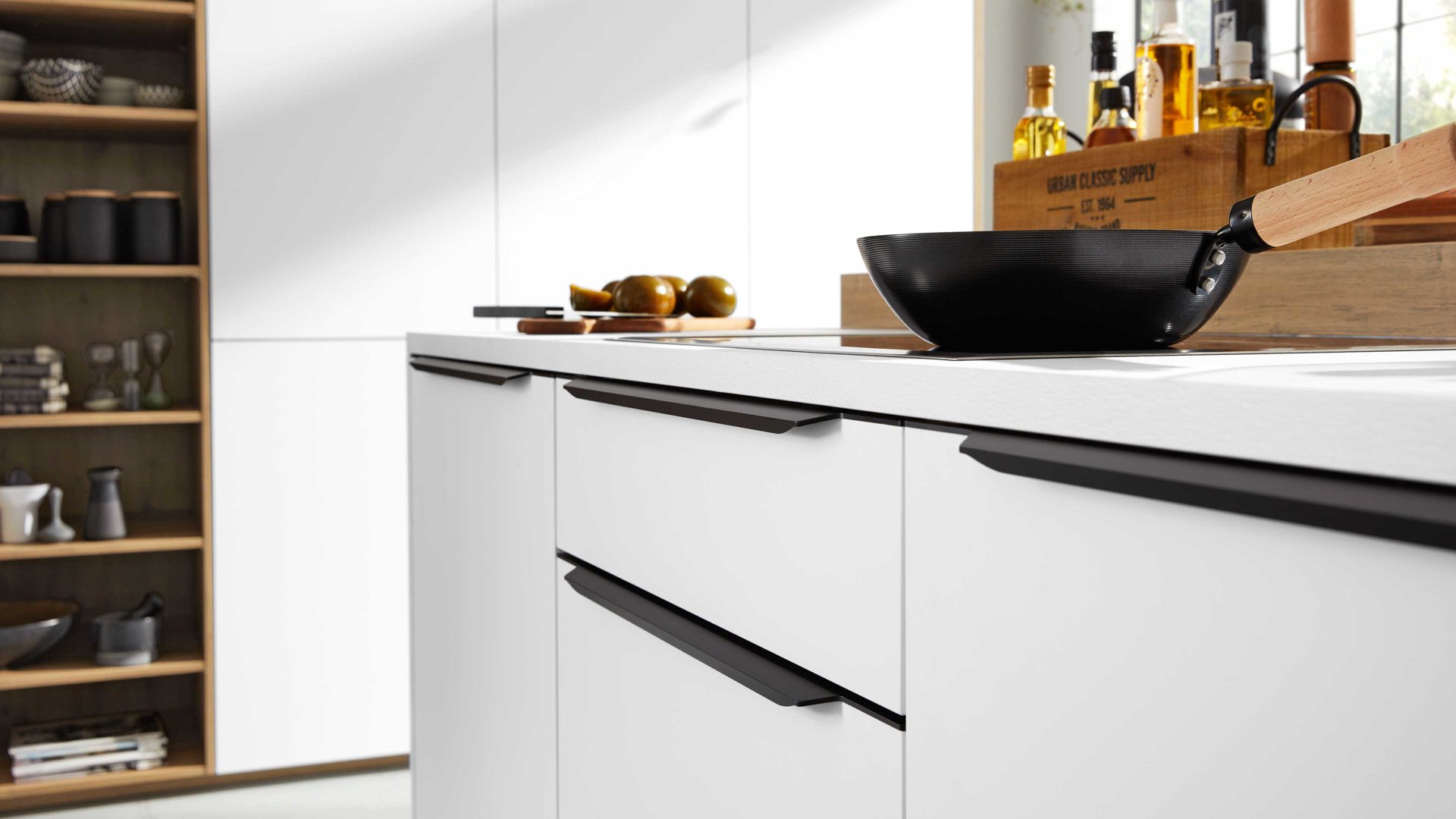 Einbauküche Interliving aus Holz in Weiß Interliving Küche Serie 3039 mit AEG Einbaugeräten Arcticweiß & Vulkaneiche – zweizeilig