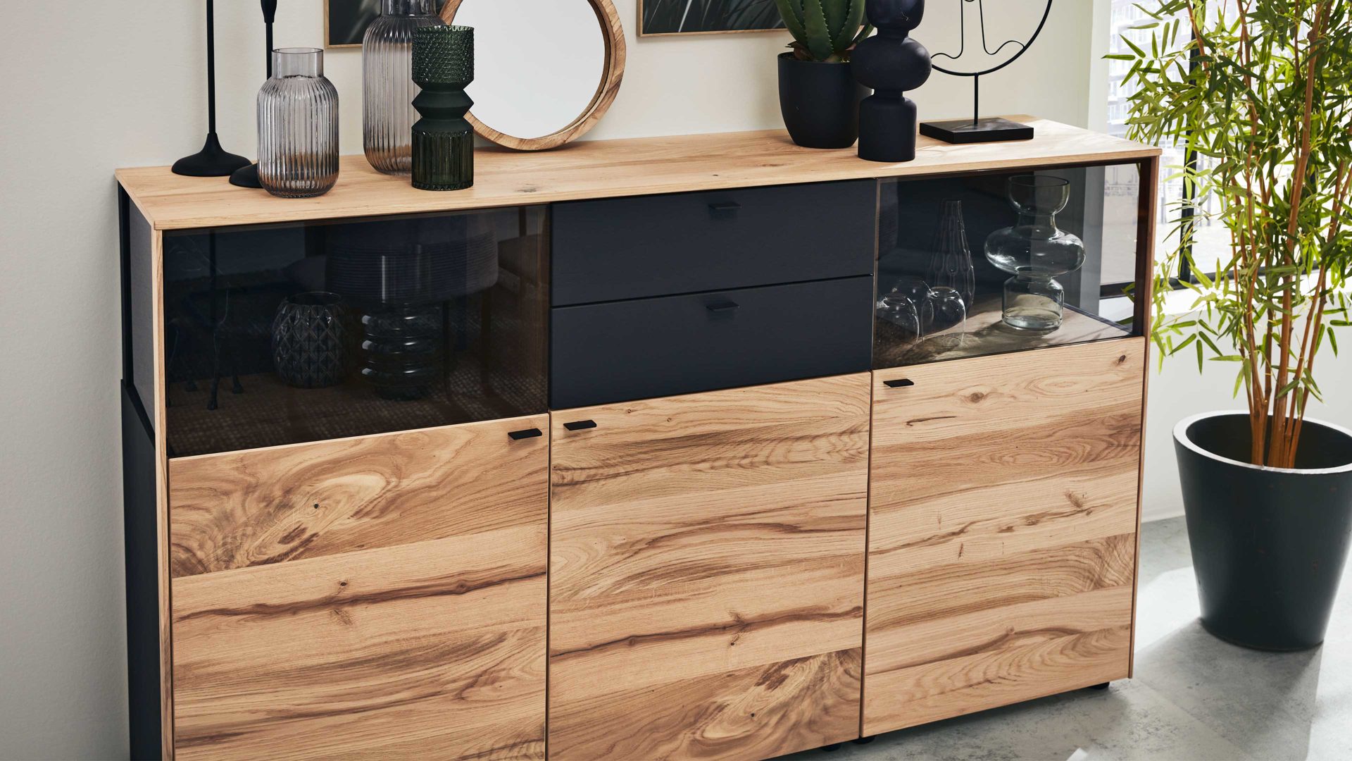 Sideboard Interliving aus Holz in Anthrazit Interliving Esszimmer Serie 5604 - Sideboard V728-0308 Anthrazit  & Eiche rustico- drei Türen, zwei Schubladen