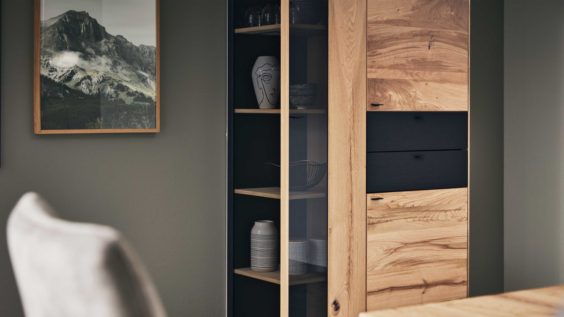 Vitrine Interliving aus Holz in Anthrazit Interliving Esszimmer Serie 5604 - Vitrine V745-0308R Anthrazit & Eiche rustico - drei Türen, zwei Schubladen