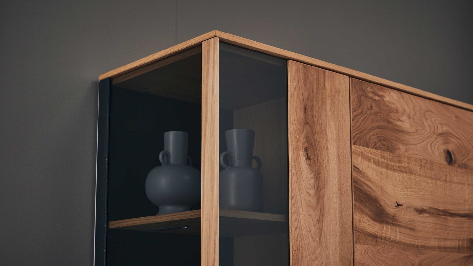 Vitrine Interliving aus Holz in Holzfarben Interliving Esszimmer Serie 5604 - Vitrine Eiche rustico - drei Türen, zwei Schubladen