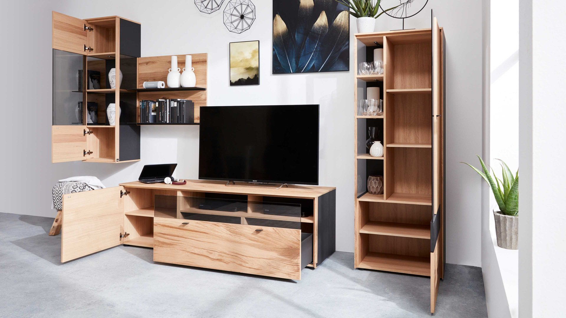 Wohnwand Interliving aus Holz in Holzfarben Interliving Esszimmer Serie 5604 - Wohnwand Eiche rustico & Anthrazit  - fünfteilig, Breite ca. 365 cm