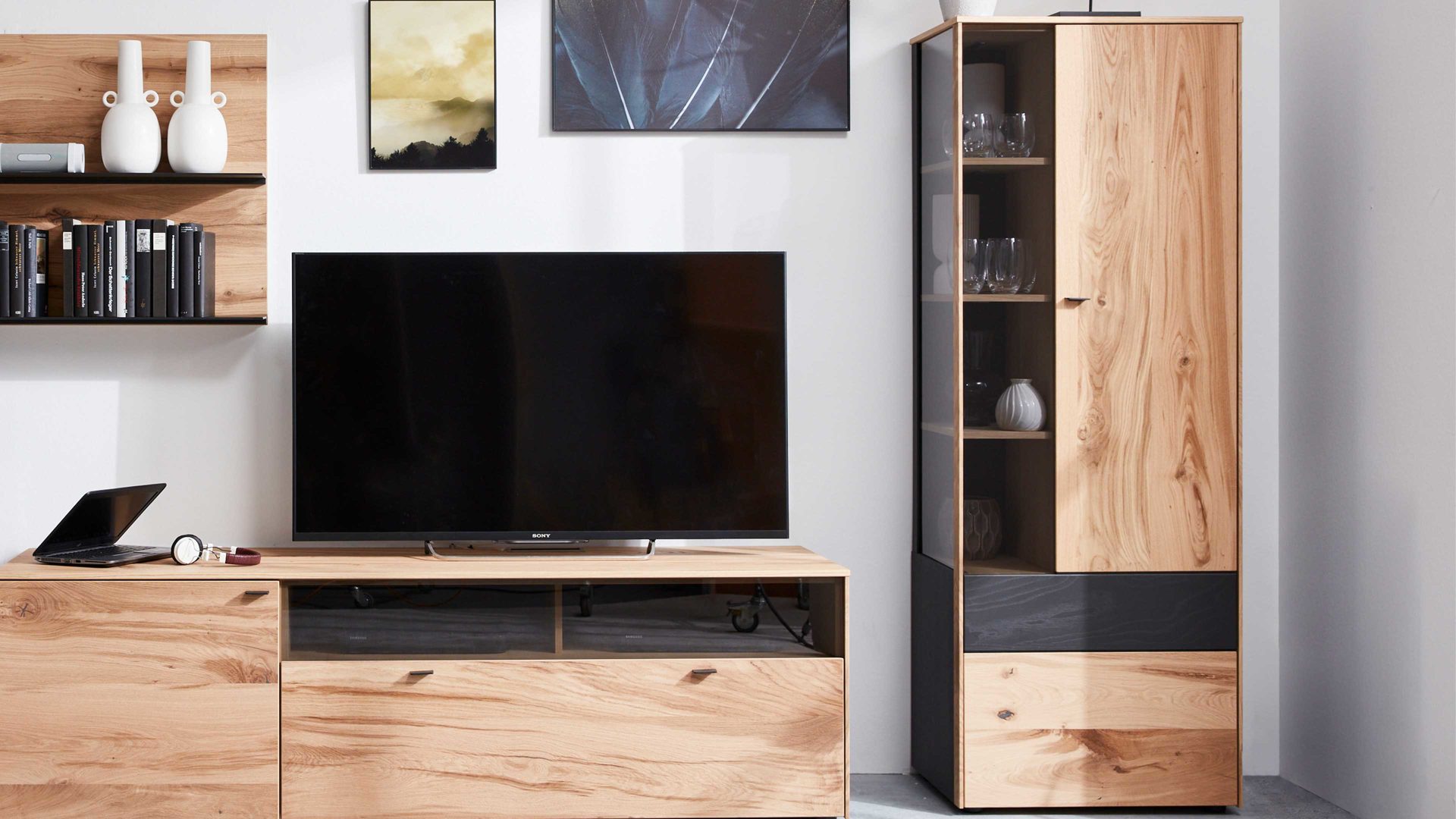 Vitrine Interliving aus Holz in Holzfarben Interliving Esszimmer Serie 5604 - Vitrine V740-0308R Eiche rustico & Anthrazit  - eine Tür