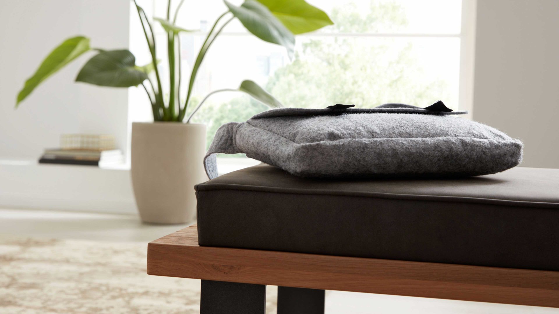 Polsterbank Interliving aus Stoff in Dunkelgrau Interliving Schlafzimmer Serie 1019 – Bettbank 523770 graues Kunstleder, Wildeiche & anthrazitfarbenes Metall – Länge ca. 140 cm