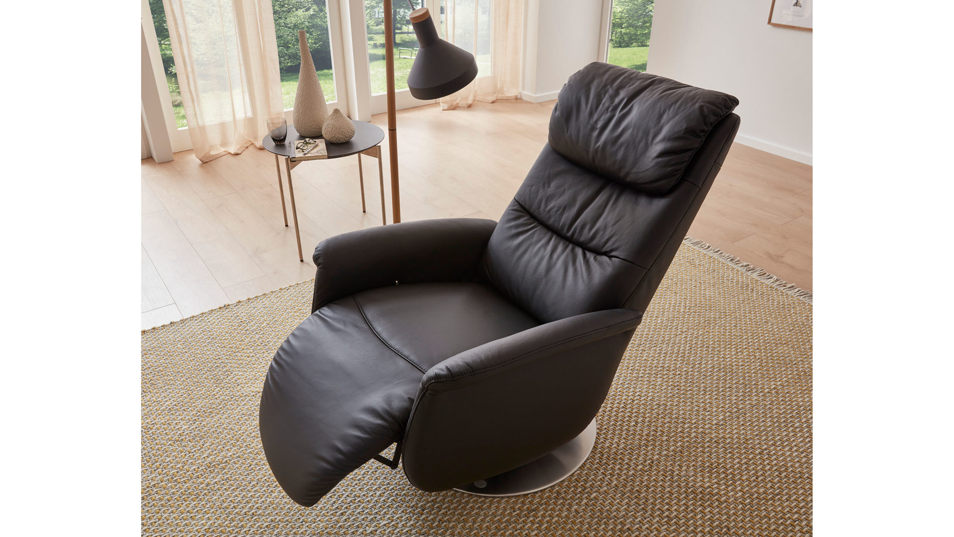 Relaxsessel comfortmaster besser sitzen, liegen, leben aus Leder in Schwarz Comfortmaster Fernsehsessel 9720 teerfarbenes LongLife-Rusticaleder  & edelstahlfarbener Tellerfuß