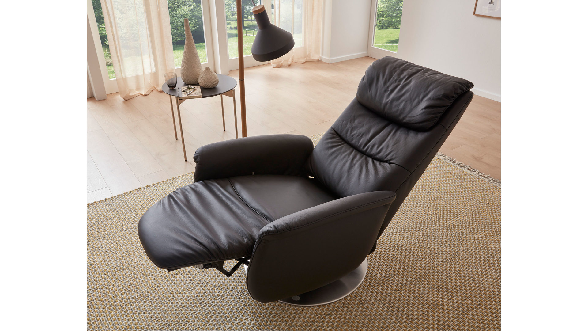 Relaxsessel comfortmaster besser sitzen, liegen, leben aus Leder in Schwarz Comfortmaster Fernsehsessel 9720 teerfarbenes LongLife-Rusticaleder  & edelstahlfarbener Tellerfuß