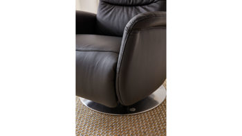 Relaxsessel comfortmaster besser sitzen, liegen, leben aus Leder in Schwarz Comfortmaster Fernsehsessel 9720 teerfarbenes LongLife-Rusticaleder  & edelstahlfarbener Tellerfuß